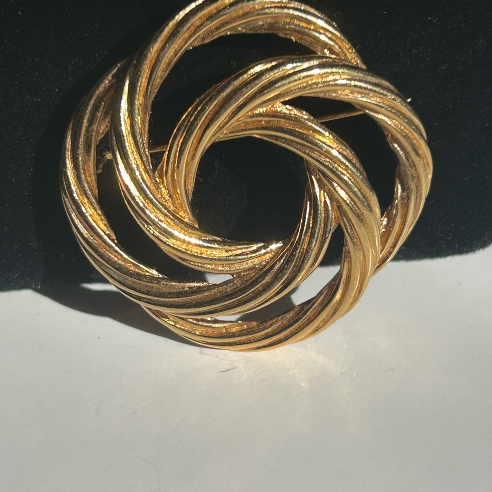 Elegant Gold-Tone Twisted Knot Brooch VTG Monet
